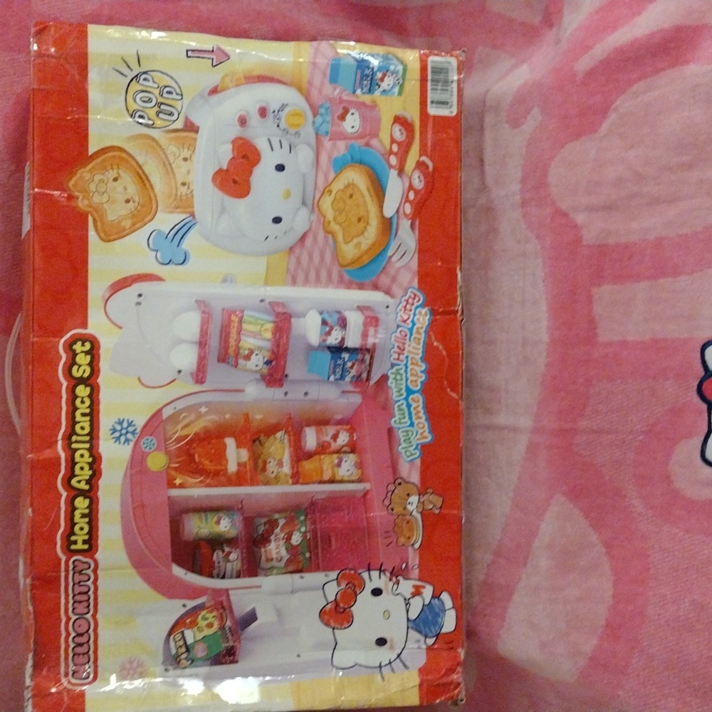 EXCLUSIVE - Hello Kitty Officially Licensed Home Appliance Playset - Picture 3 of 8